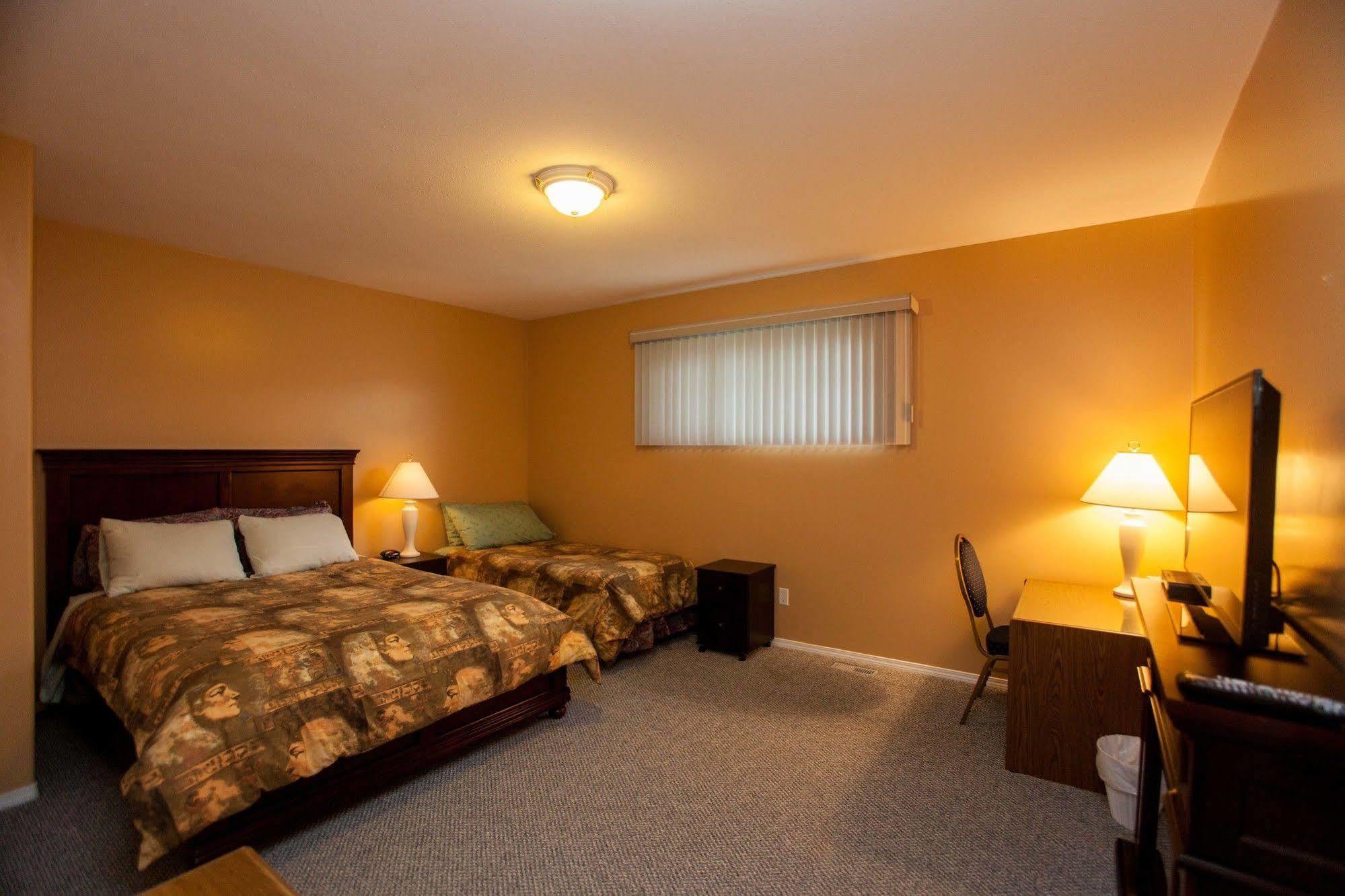 Midnight Sun Inn Whitehorse Dış mekan fotoğraf