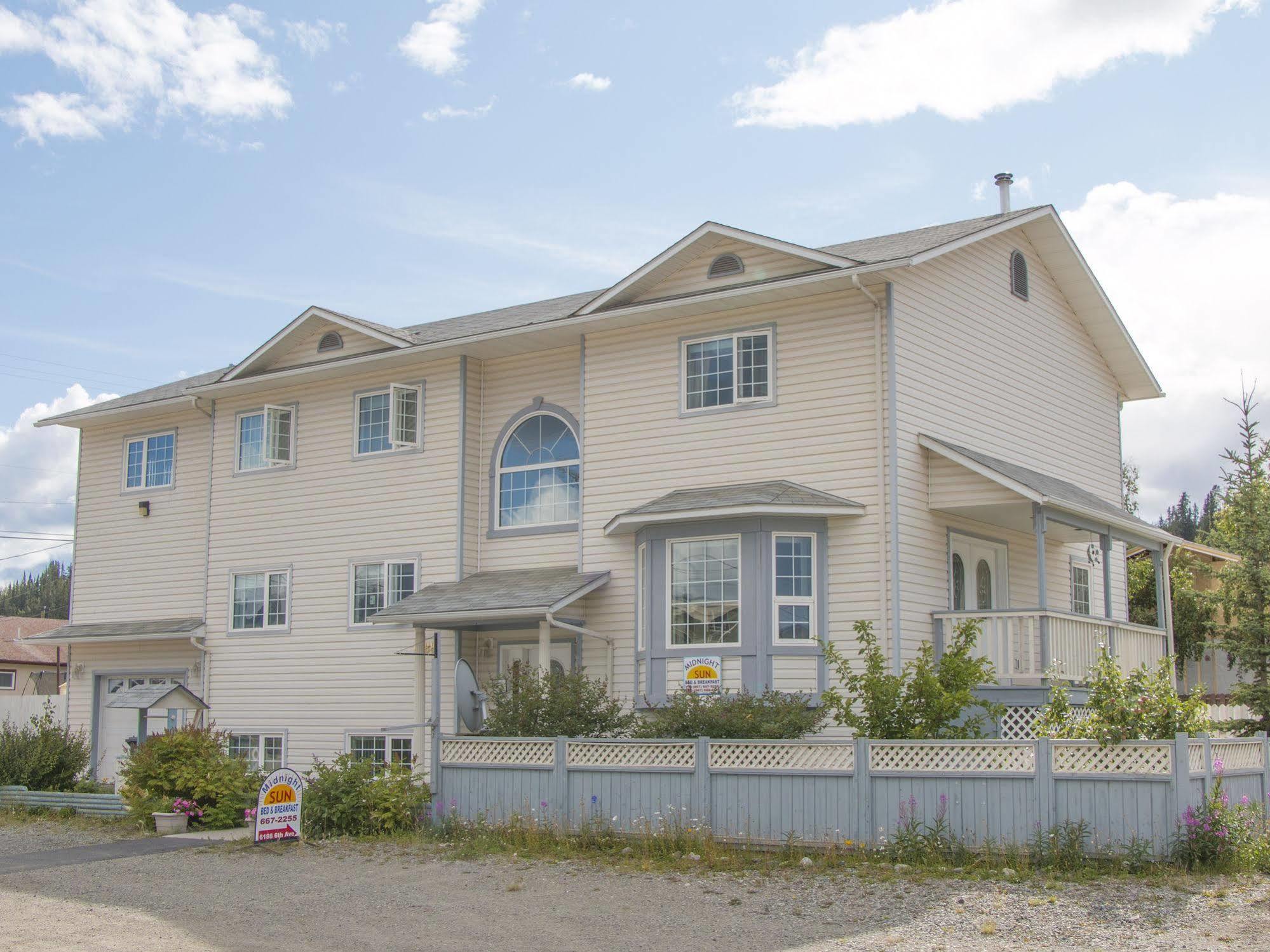 Midnight Sun Inn Whitehorse Dış mekan fotoğraf