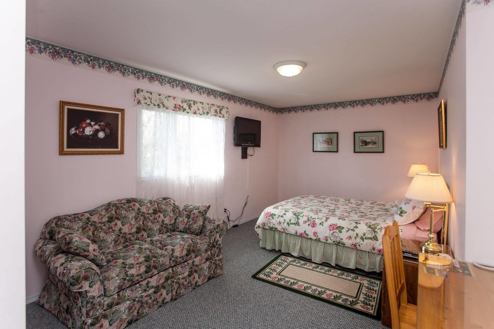 Midnight Sun Inn Whitehorse Dış mekan fotoğraf